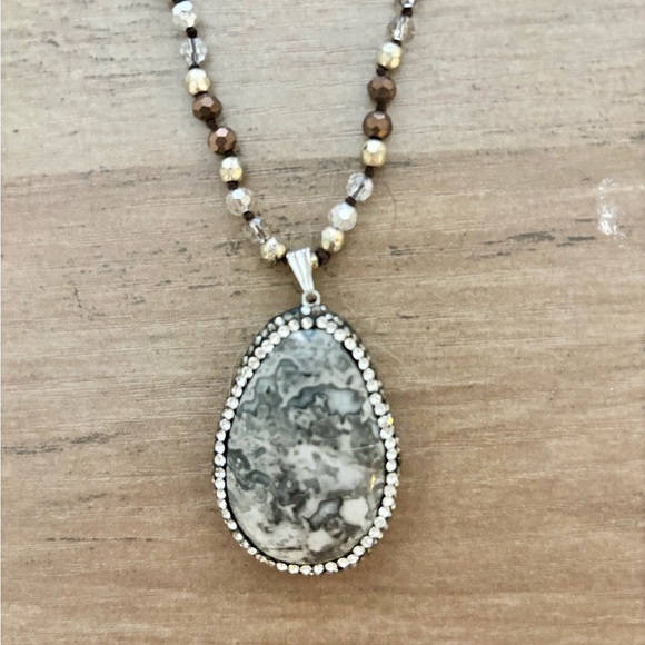 Elegant Beaded Necklace with Pendant - Picture 2 of 7